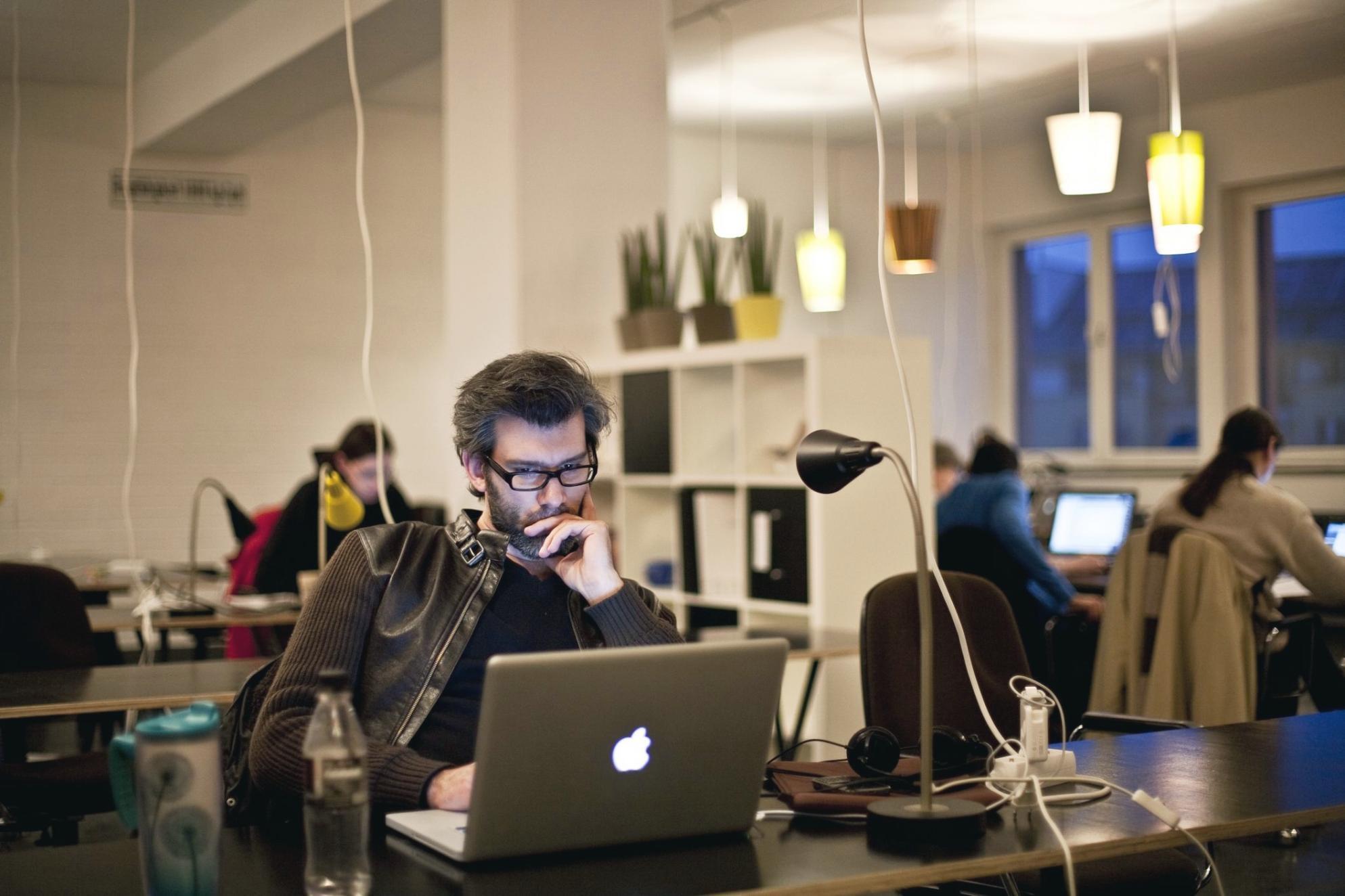 Vue du quartier commercial d'Edmonton où se situe Luxendonx, montrant l'architecture moderne et l'environnement d'affaires